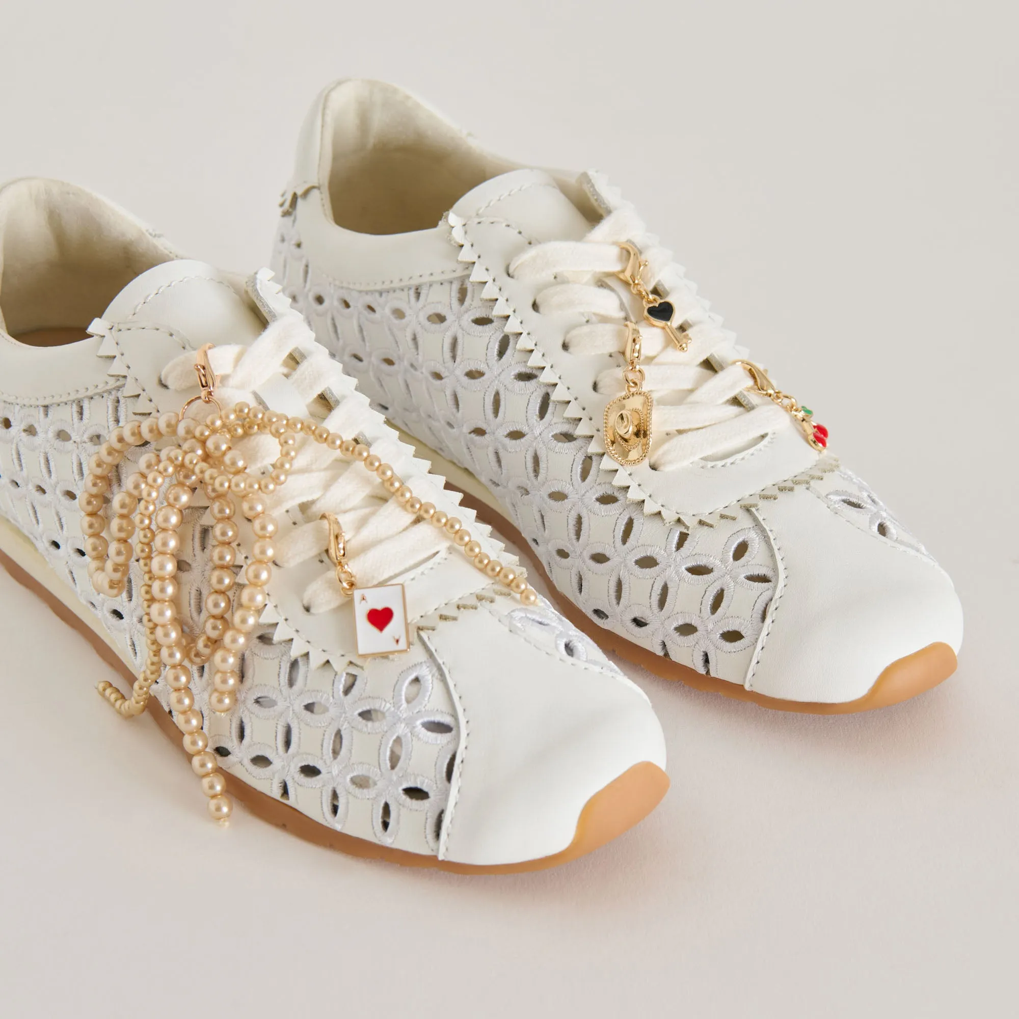 DANIE SNEAKERS EN CUIR BLANC   CHARME NŒUD DORÉ EN LOT