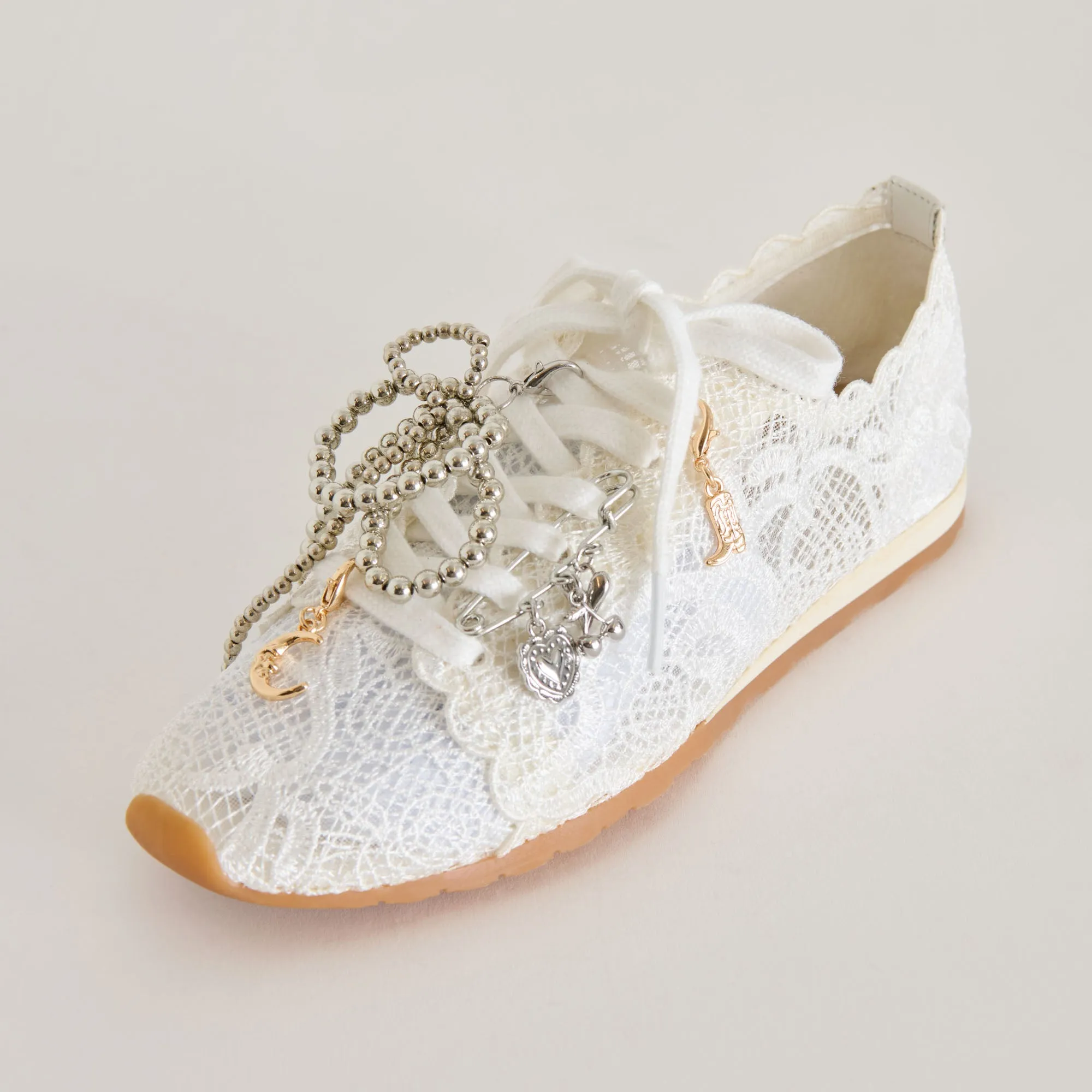 DAYANA SNEAKERS BLANCES À LACETS   CHARM PIN EN LOT