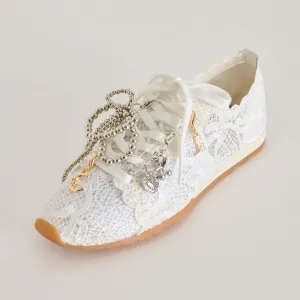 DAYANA SNEAKERS BLANCES À LACETS   CHARM PIN EN LOT