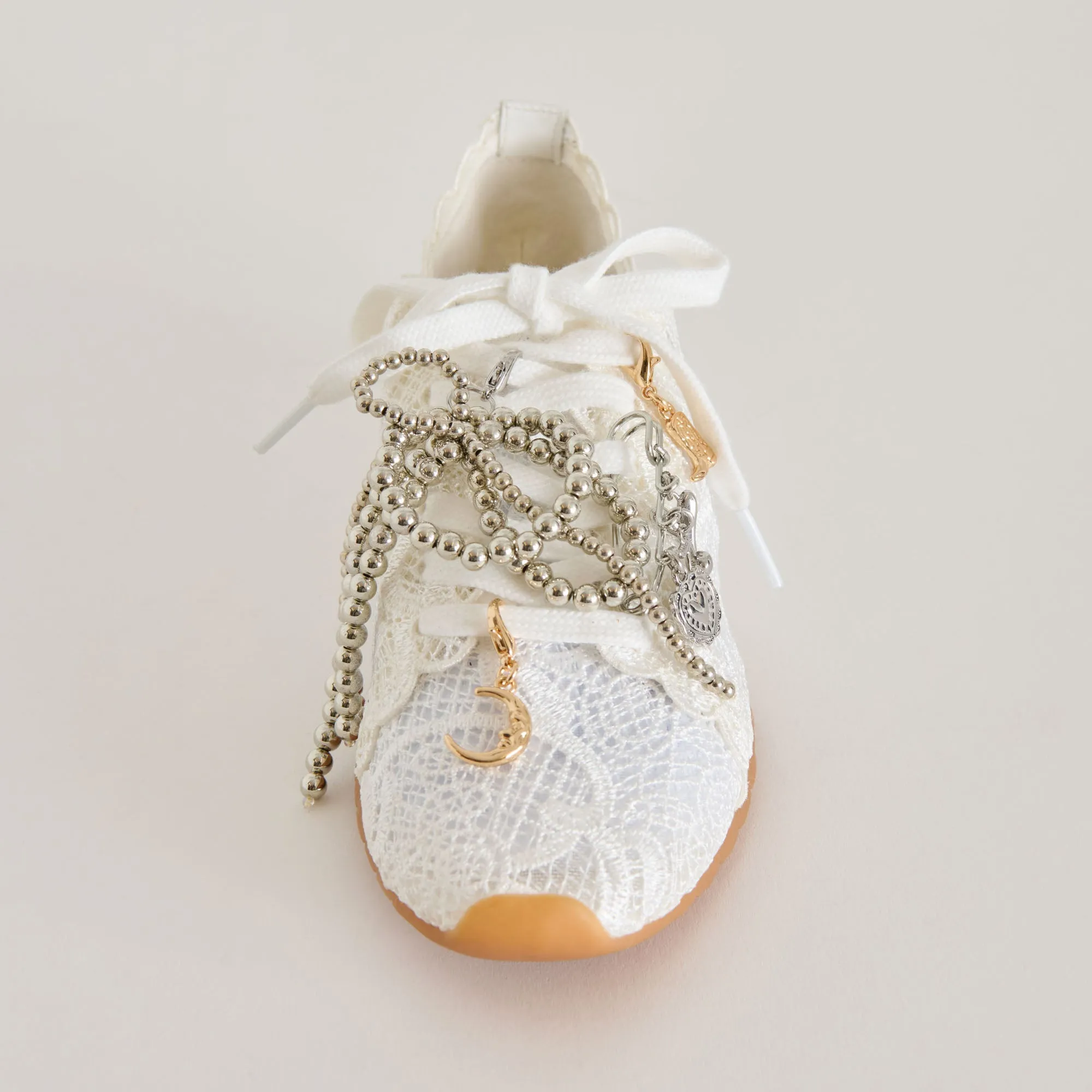 DAYANA SNEAKERS BLANCES À LACETS   CHARM PIN EN LOT