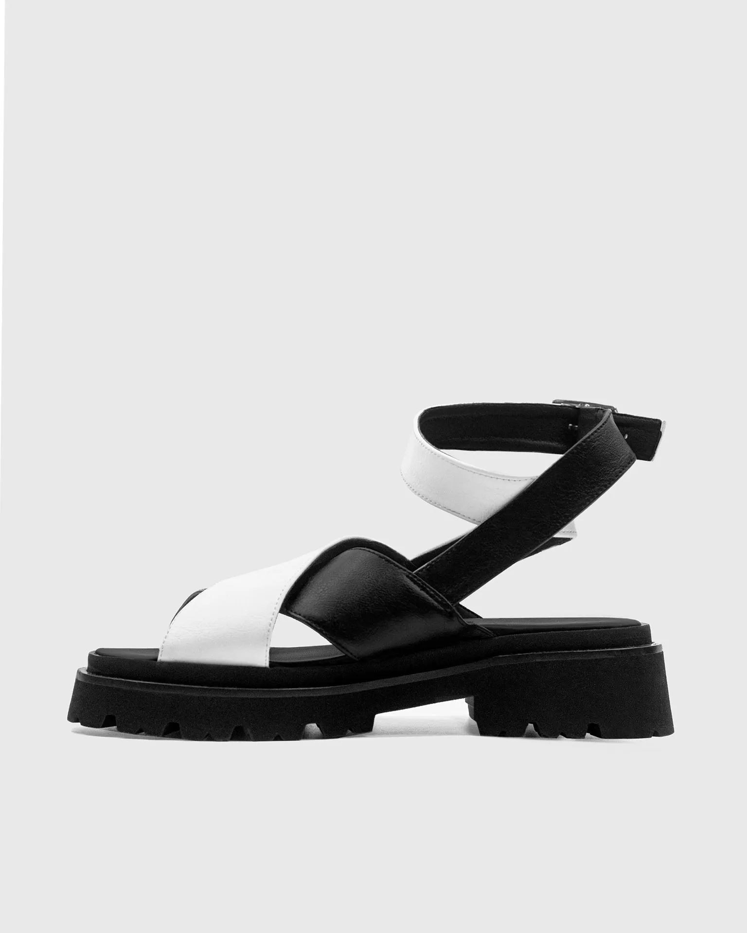 Sandales Medley Cross Strap en Cuir de Cactus Desserto® | Noir & Blanc