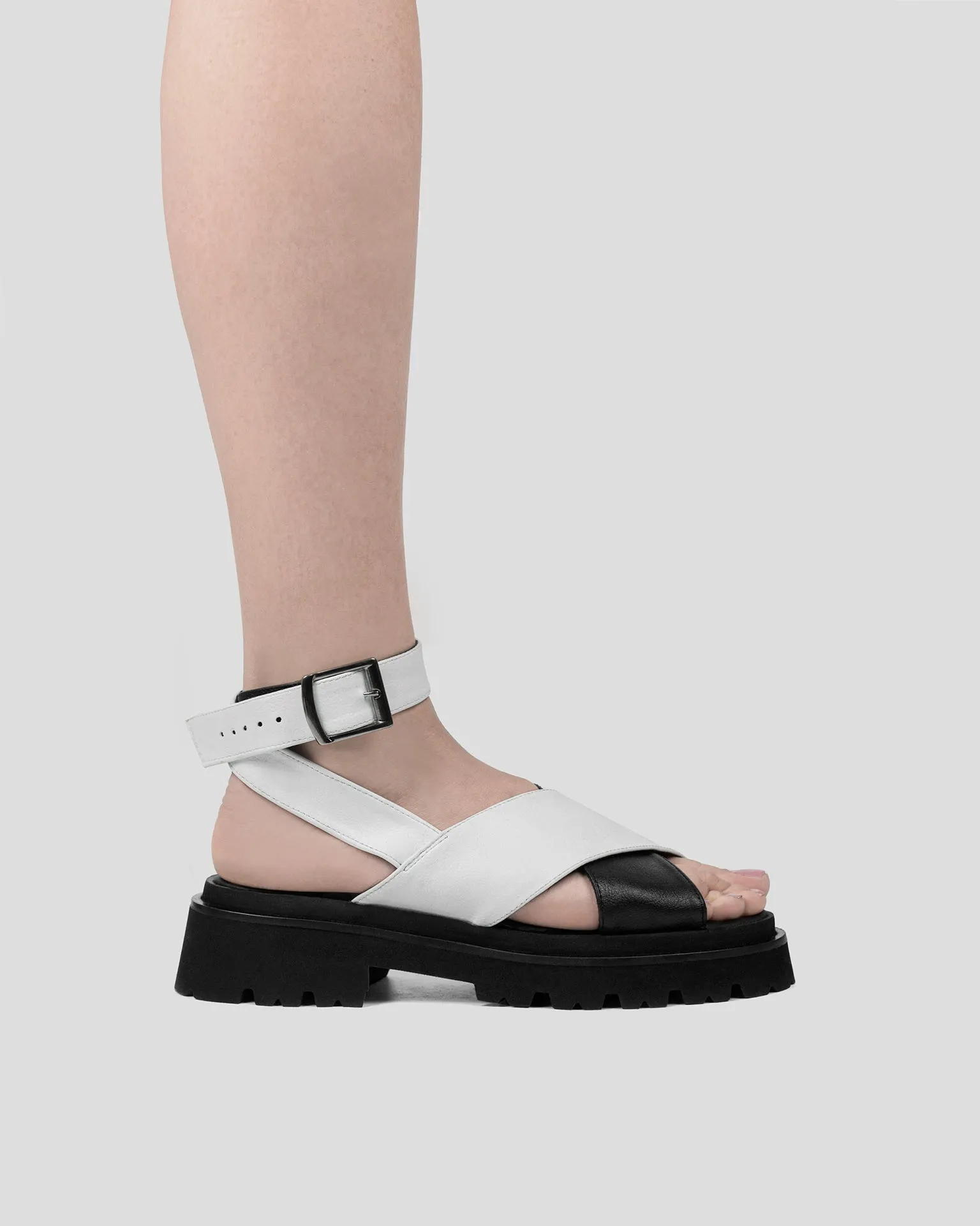 Sandales Medley Cross Strap en Cuir de Cactus Desserto® | Noir & Blanc