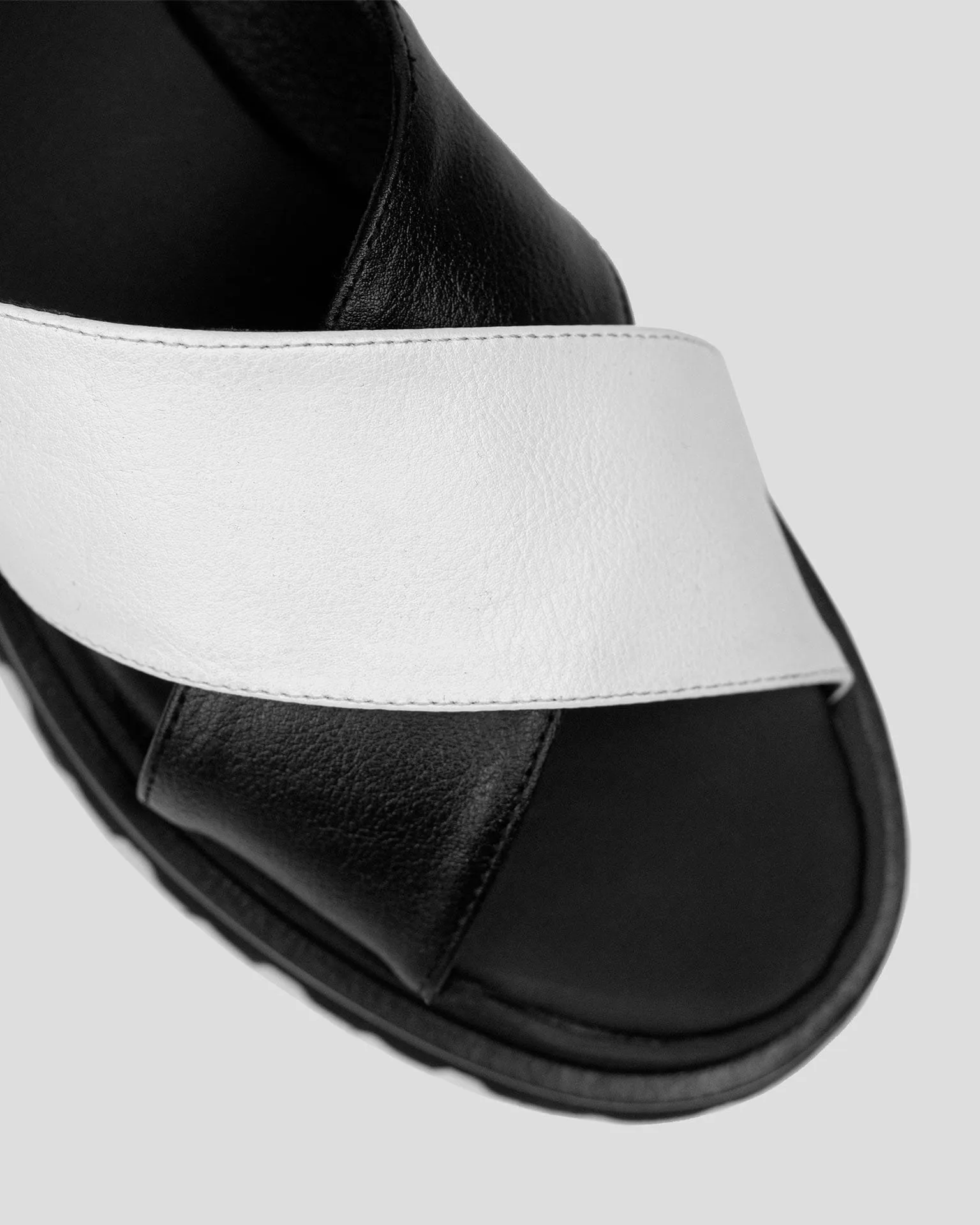 Sandales Medley Cross Strap en Cuir de Cactus Desserto® | Noir & Blanc