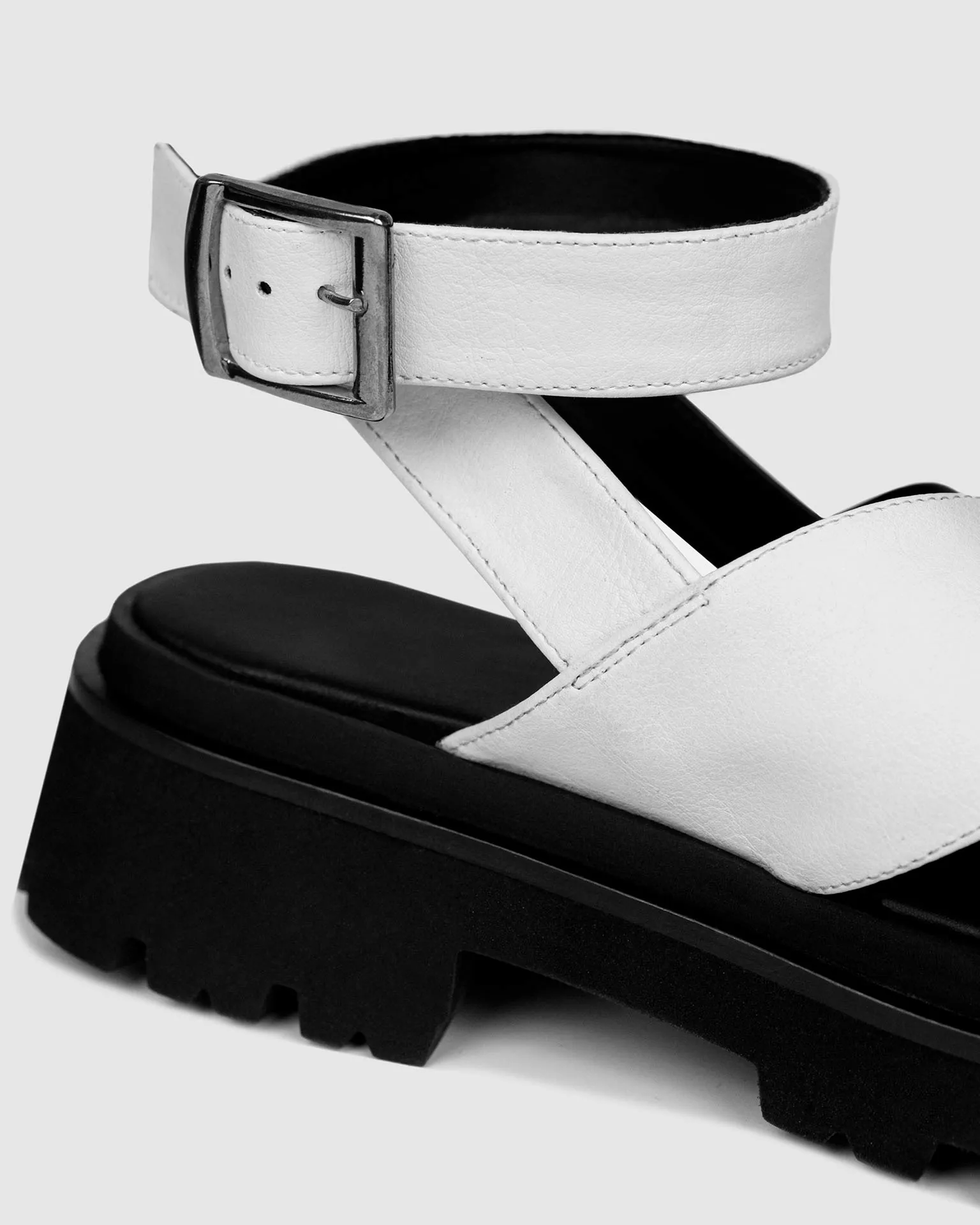 Sandales Medley Cross Strap en Cuir de Cactus Desserto® | Noir & Blanc
