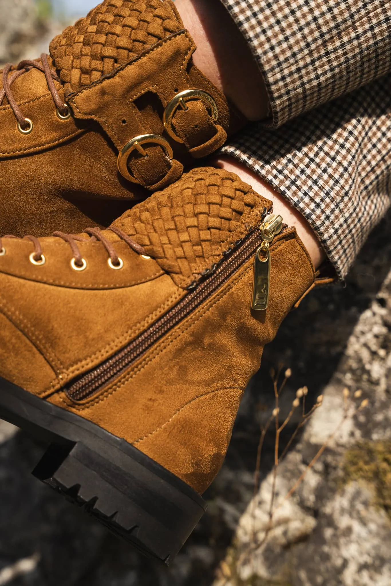 Bottes mi-suède vegan tressées Mirage | Noisette
