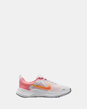 Chaussures Nike pour enfants Downshifter 12 École primaire Blanc/Orange Laser/Craie Corail