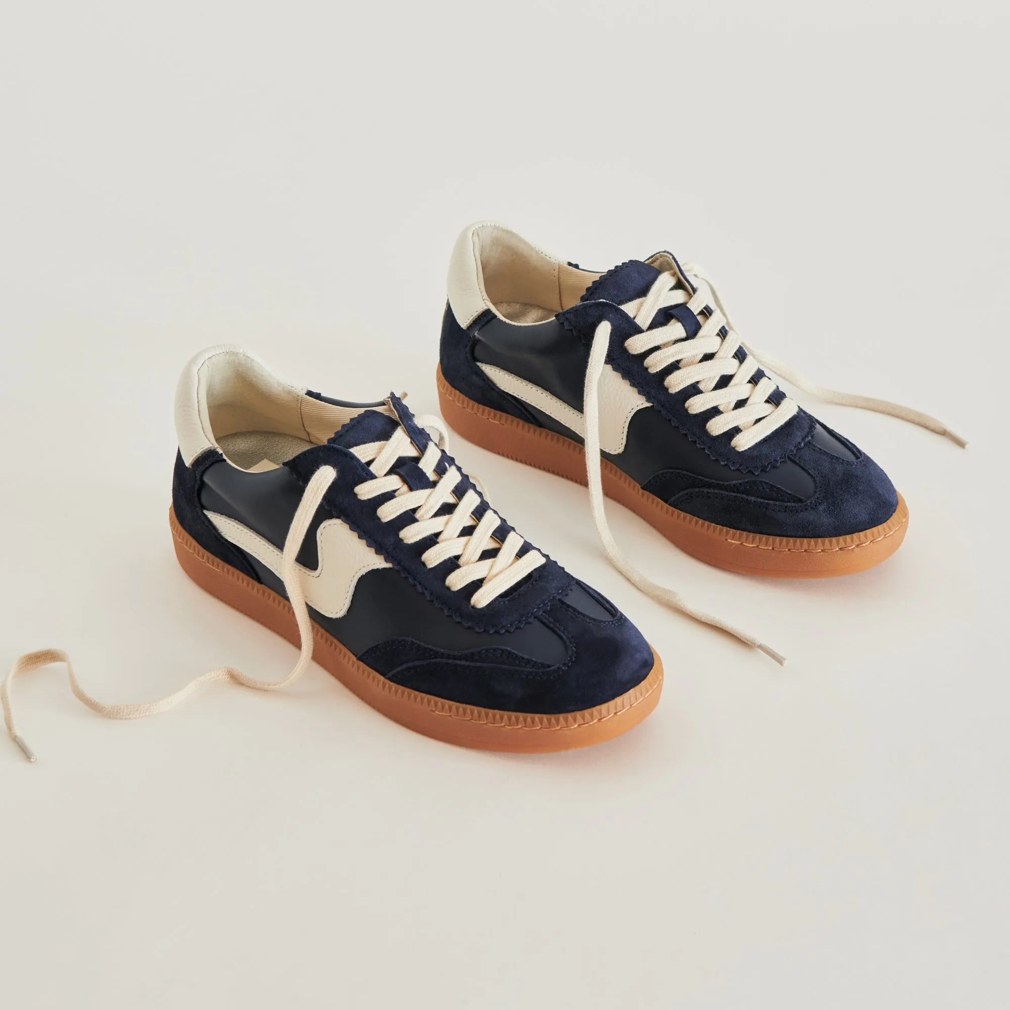 BASKETS NOTICE EN DAIM BLEU MARINE