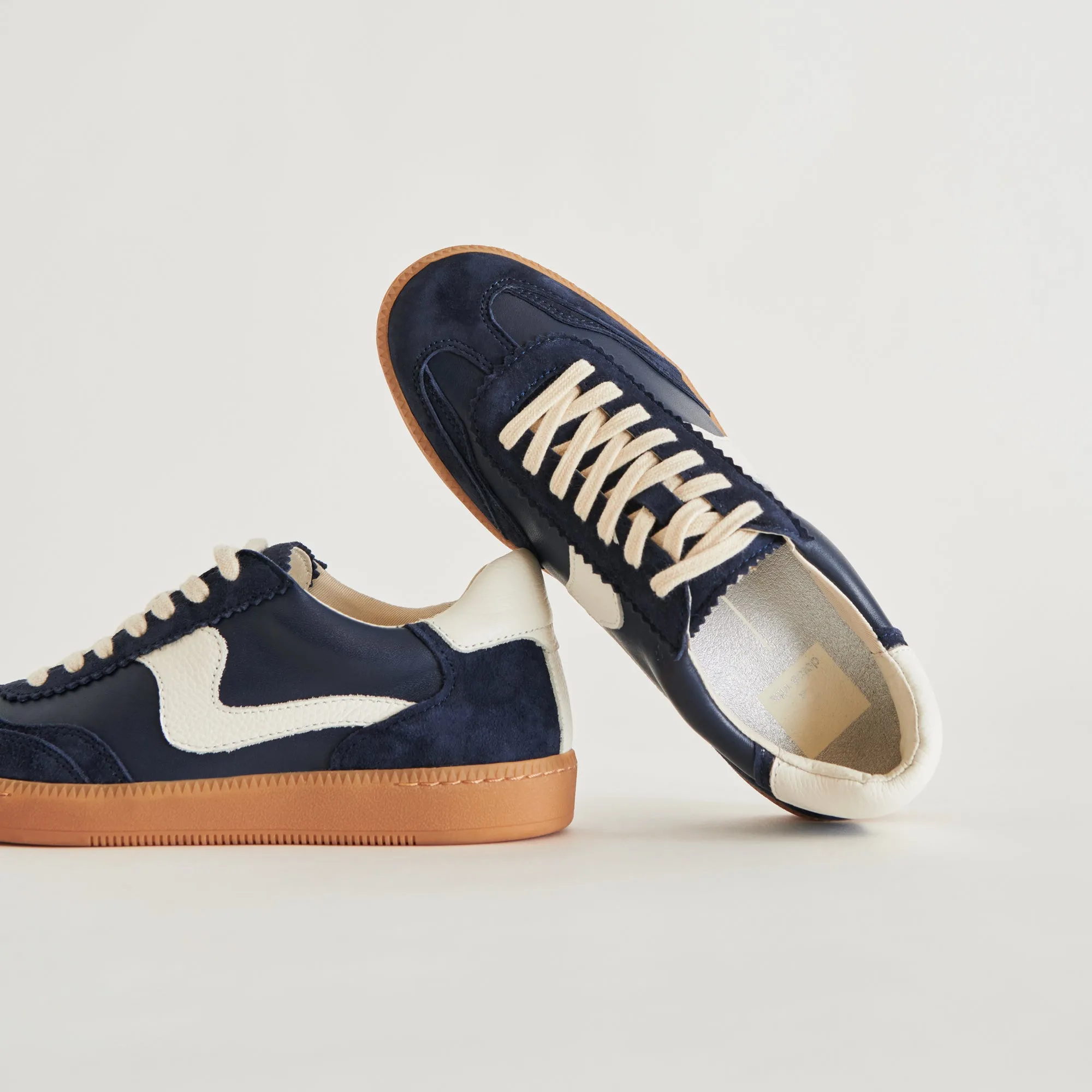 BASKETS NOTICE EN DAIM BLEU MARINE