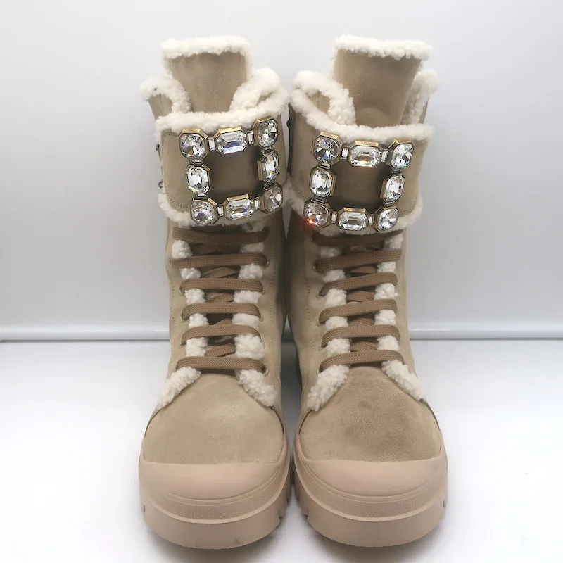 Bottes Roger Vivier Walky Viv à boucle cristal en daim beige doublées en shearling taille 38.5