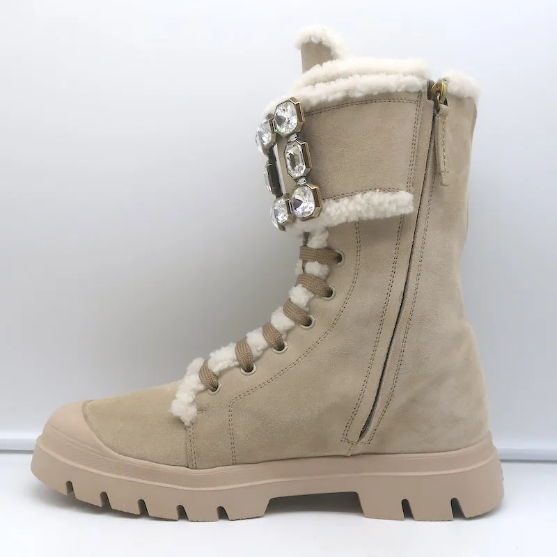 Bottes Roger Vivier Walky Viv à boucle cristal en daim beige doublées en shearling taille 38.5