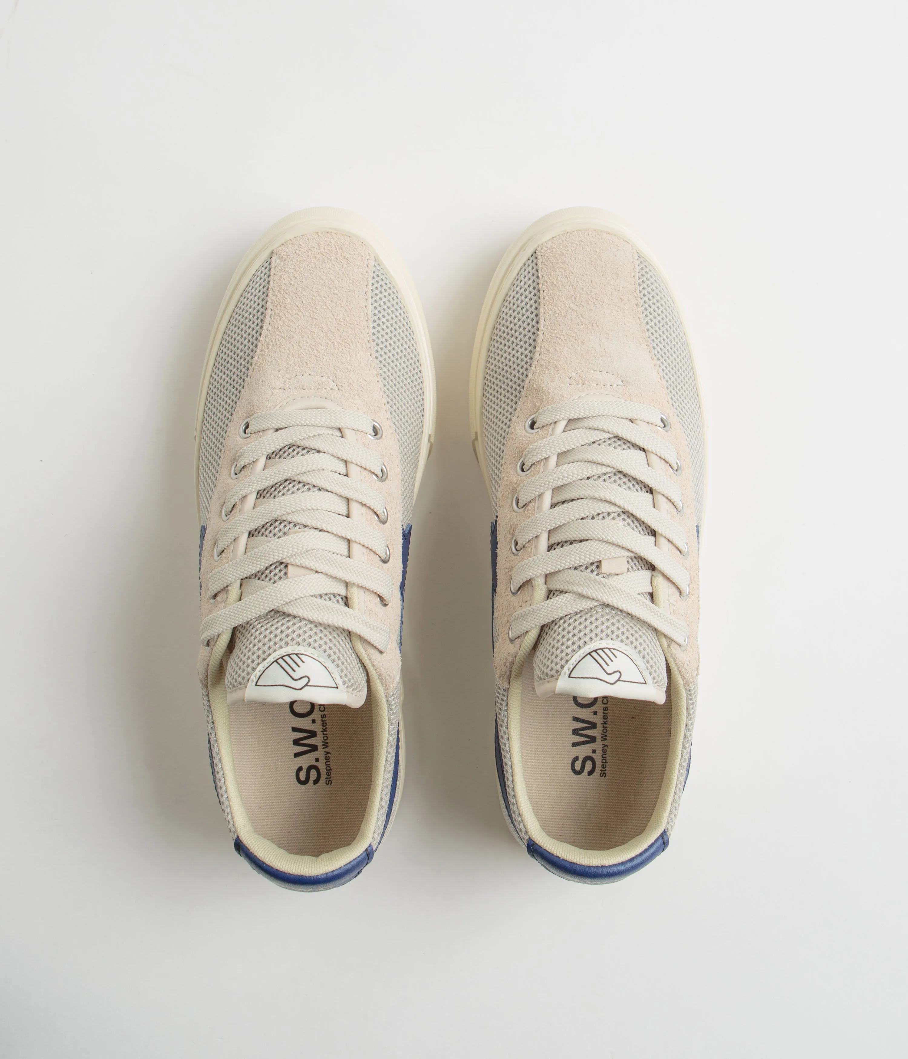 Chaussures de tennis en mesh Dellow S-Strike Cup de Stepney Workers Club - Écru / Bleu Chaussures Stepney Workers Club
