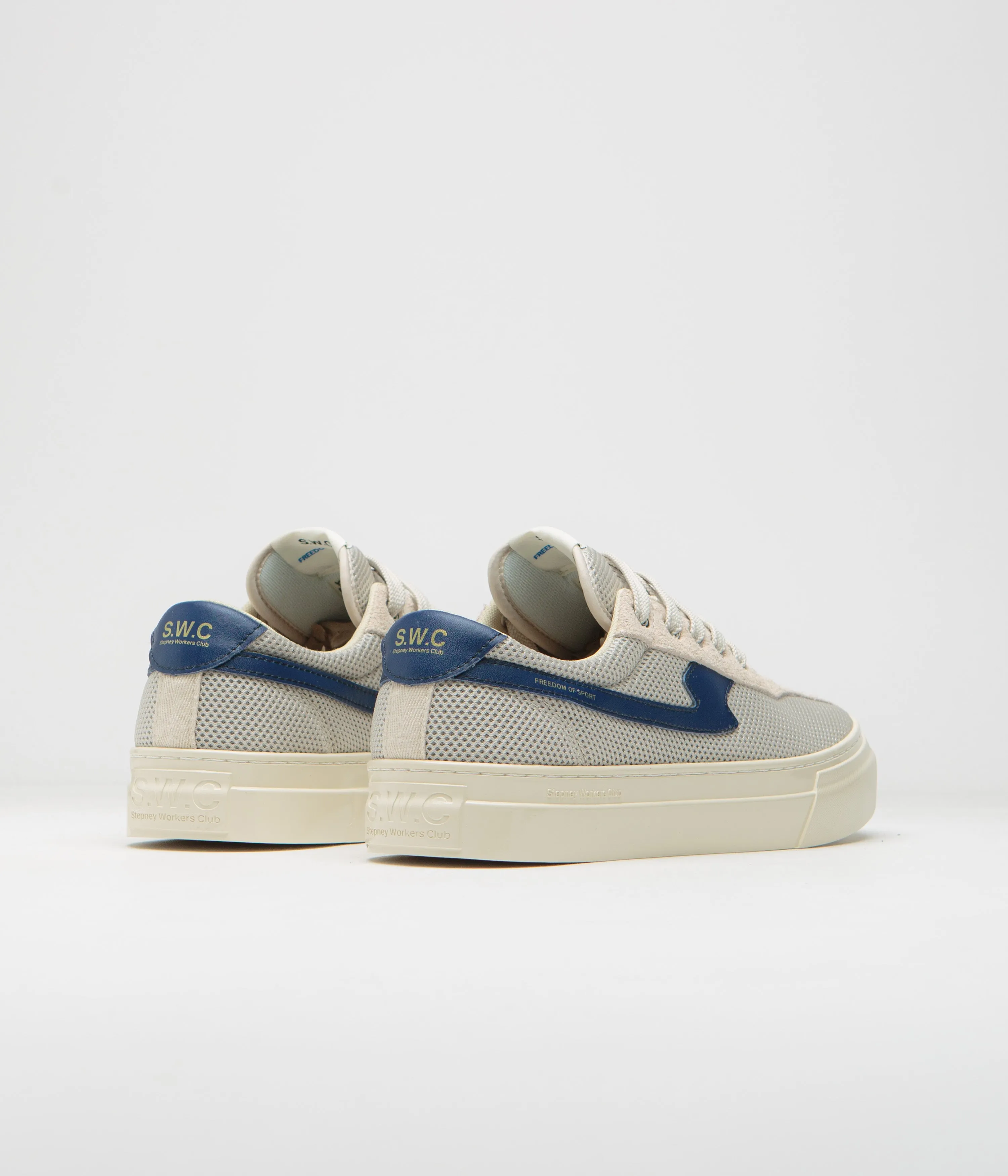 Chaussures de tennis en mesh Dellow S-Strike Cup de Stepney Workers Club - Écru / Bleu Chaussures Stepney Workers Club