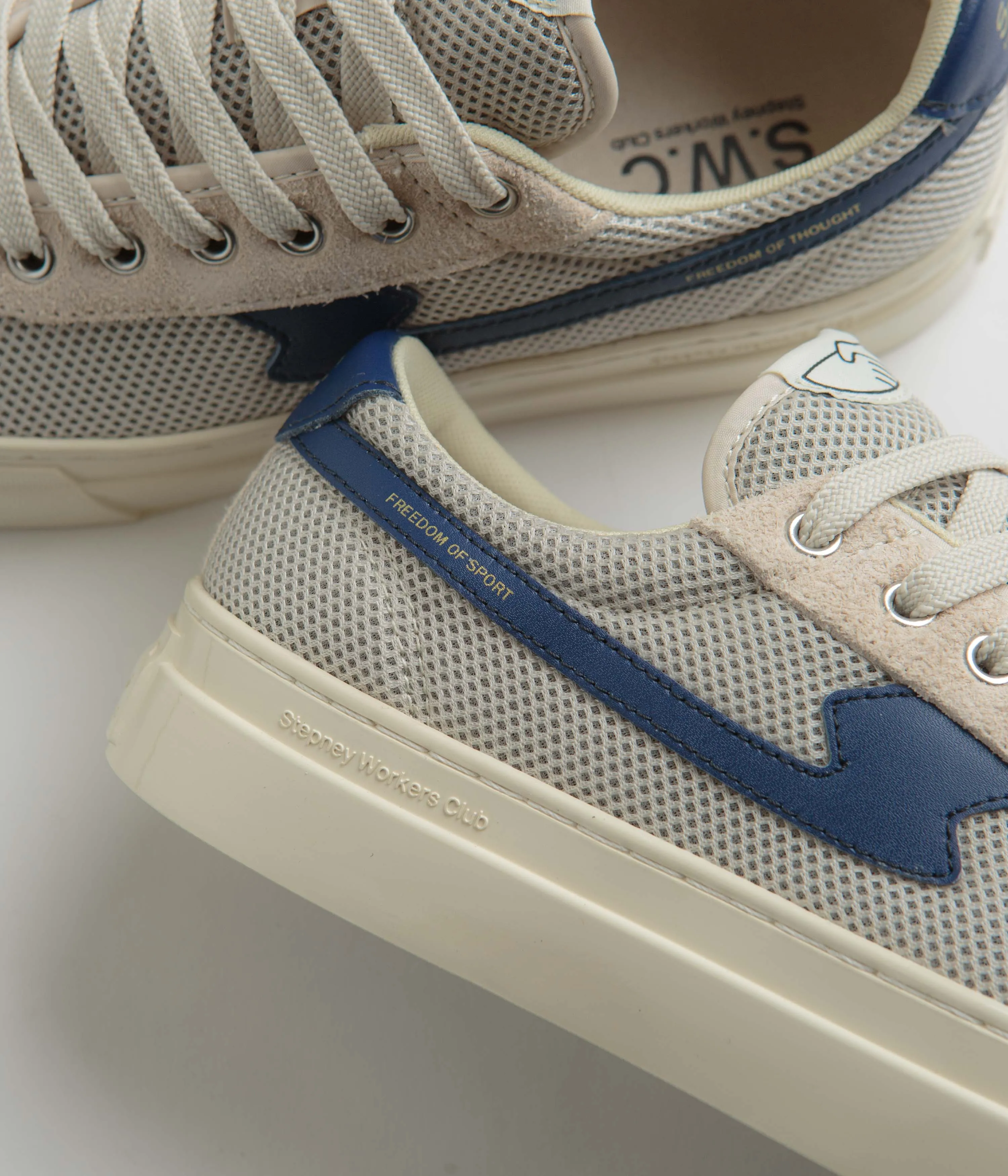 Chaussures de tennis en mesh Dellow S-Strike Cup de Stepney Workers Club - Écru / Bleu Chaussures Stepney Workers Club