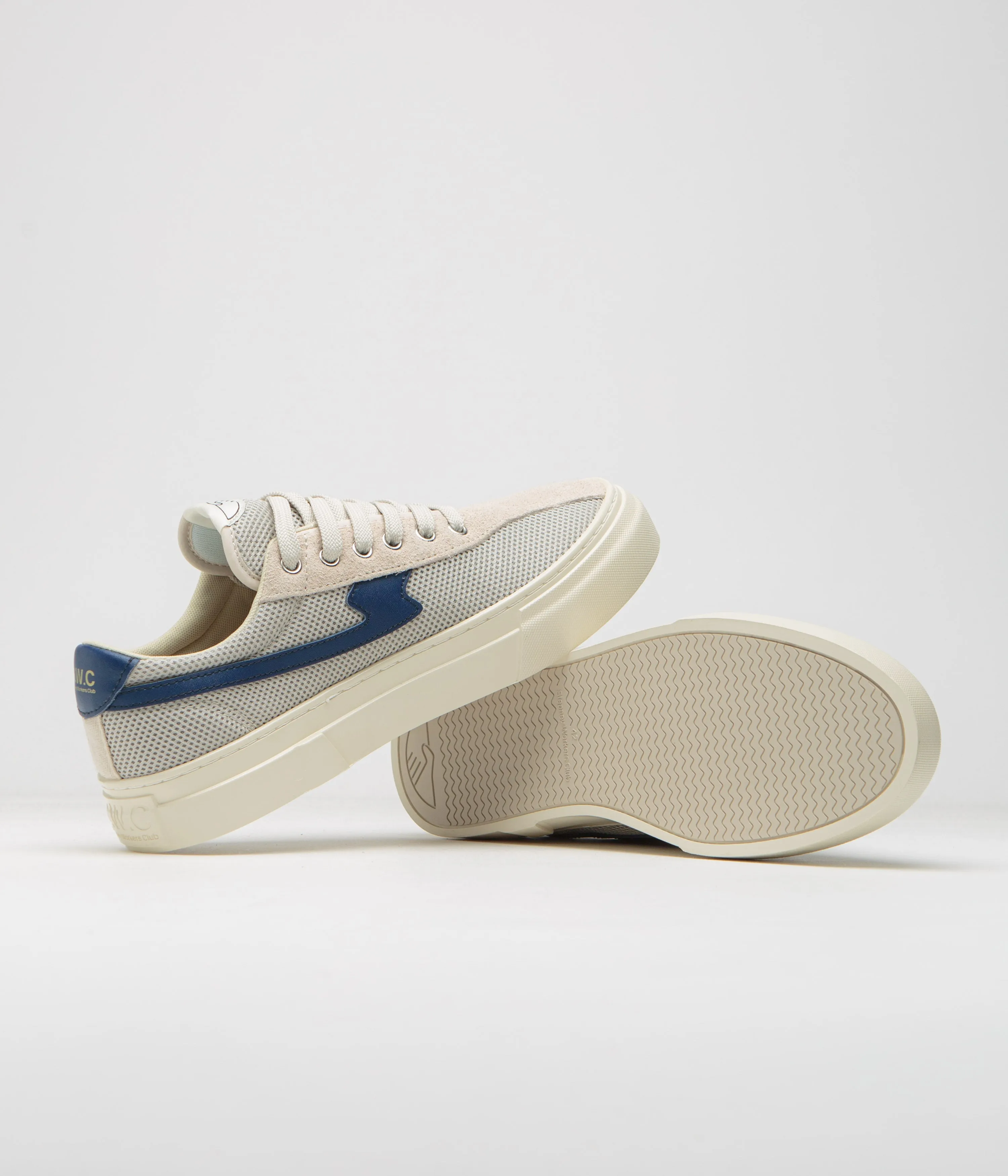 Chaussures de tennis en mesh Dellow S-Strike Cup de Stepney Workers Club - Écru / Bleu Chaussures Stepney Workers Club