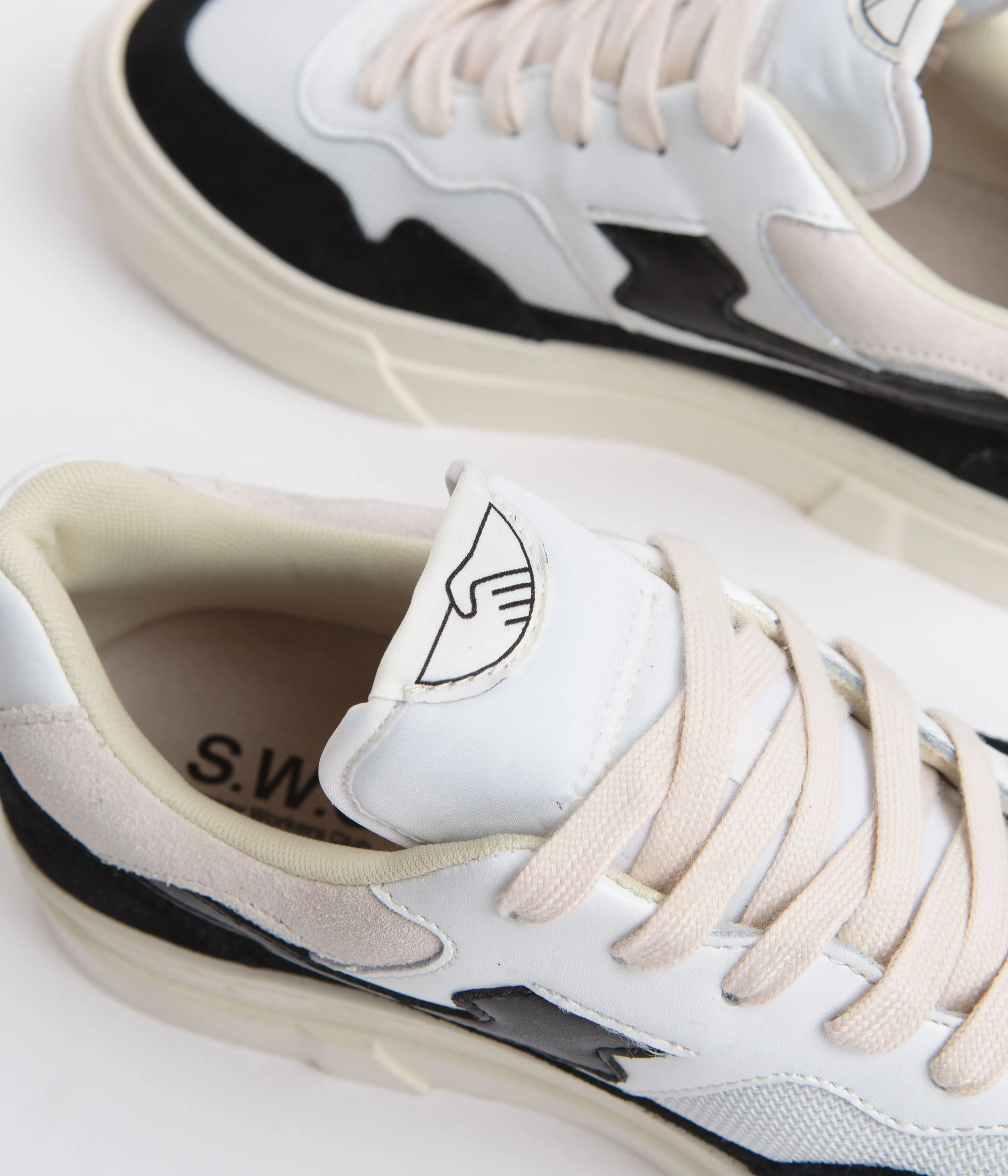 Stepney Workers Club Chaussures en daim Pearl S-Strike - Blanc / Noir Stepney Workers Club